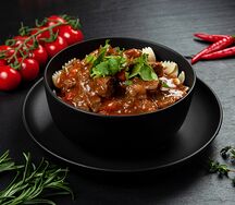 Гуляш с макаронами