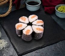 Мини-роллы с копченым лососем
