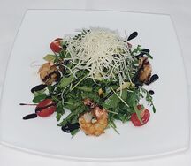 Руккола с креветками и кедровыми орешками
