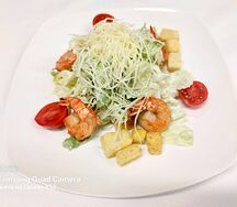 Салат Цезарь с креветками теплый