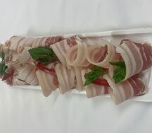 Ассорти из сала с чесночком и перцем