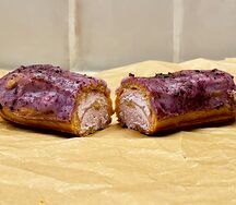 Эклер черничный