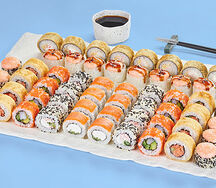 Девочка с роллами Full