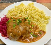 Куриное бедро с домашним соусом и макаронами