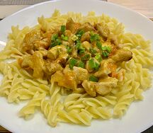 Гуляш из свинины с макаронами