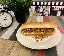 Хот-доггер с маринованными огурчиками и жареным луком