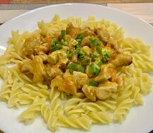 Гуляш из курицы с макаронами