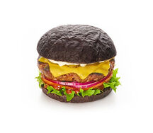 Гамбургер на черной булочке