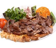 Турецкий донер на тарелке