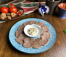 Язык отварной с хреном