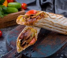 Мегашаурма Микс с курицей и ягненком в лаваше