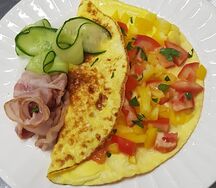 Яичный омлет с беконом, перцем и помидором