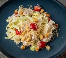 Салат цезарь с курицей