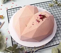Муссовый торт Грани сердца с клубникой
