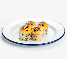 Половинка запеченного ролла с курицей