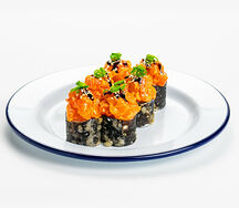 Ролл с тартаром из лосося в темпуре