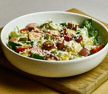 Салат с охотничьими колбасками и овощами