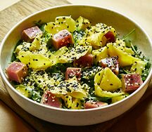 Салат с тунцом, авокадо и манго