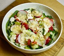 Салат с винoградом и сыром креметте