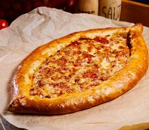 Пицца с мясом ягненка в томатном соусе