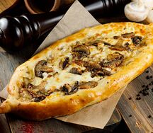 Пицца с домашним фаршем и с шампиньонами