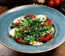 Салат по-грузински с сыром сулугуни