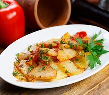 Картофель, жаренный с луком и томатом