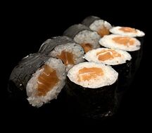 Маки-ролл с лососем