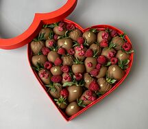 Сердце из клубники в шоколаде