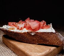 Брускетта с творожным сыром и тартаром из свежих томатов М