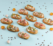 Сет мини эклеров с салатом ассорти