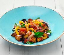 Салат из баклажанов со свежими овощами