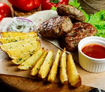 Котлетный микс с картофелем по-деревенски