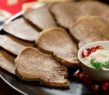 Отварной телячий язык