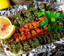 Лосось запеченный со шпинатом в фольге