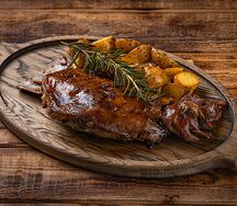 Запеченная лопатка ягненка с молодым картофелем  