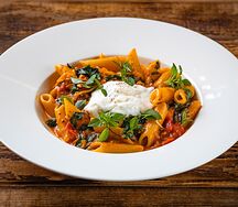 Пенне с крабом и шпинатом