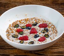 Каша пшеничная со свежими ягодами