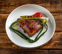 Свиные ребрышки барбекю с овощами 