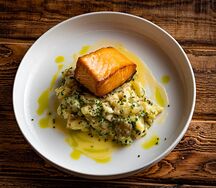 Филе лосося с цитрусовым толченым молодым картофелем