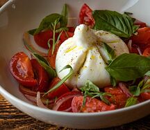 Буррата с узбекскими помидорами и крымским луком