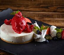 Чизкейк с малиновым сорбетом