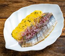 Сельдь с картофелем и красным луком