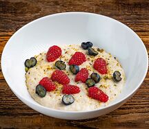 Овсяная каша с ягодами