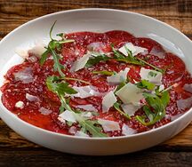 Карпаччо из говядины с пармезаном и рукколой