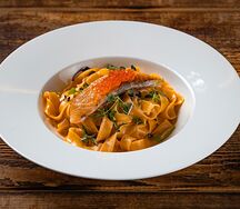 Феттуччине в сливочном соусе с лососем и красной икрой 