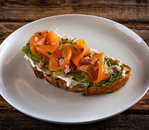 Брускетта с лососем и авокадо