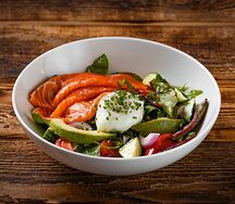 Салат с форелью и авокадо