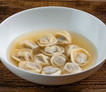 Пельмени с телятиной в бульоне