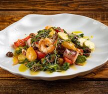 Теплый салат с морепродуктами